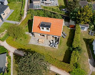 Luchtfoto van Bungalowpark 't Luwe Land - Vakantiehuis 7A in De Koog, Texel, omgeven door groen en rust.
