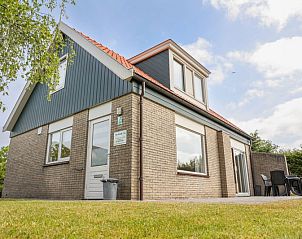 Vooraanzicht van Bungalowpark 't Luwe Land - Vakantiehuis 7A in De Koog, Texel, met een zonnig terras.