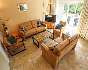 Gezellige woonkamer in Bungalowpark 't Luwe Land - Vakantiehuis 7A, De Koog, Texel, met comfortabele banken.