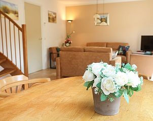 Eethoek van Bungalowpark 't Luwe Land - Vakantiehuis 7A in De Koog, Texel, met sfeervolle decoratie.