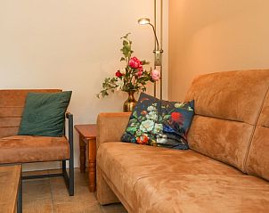 Knusse zithoek in Bungalowpark 't Luwe Land - Vakantiehuis 7A, De Koog, Texel, met kleurrijke kussens.