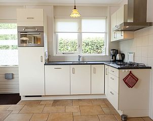 Moderne keuken in Bungalowpark 't Luwe Land - Vakantiehuis 7A, De Koog, Texel, met uitzicht op de tuin.