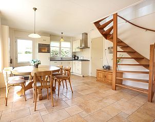 Eetkamer en keuken in Bungalowpark 't Luwe Land - Vakantiehuis 7A, De Koog, Texel, met houten interieur.
