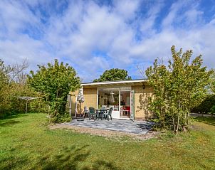 Terras van Bungalow 51 op 't Luwe Land, De Koog, Texel, met tuinmeubilair en groene omgeving.