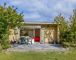 Vooraanzicht van Bungalow 51, Bungalowpark 't Luwe Land, De Koog, Texel, met open terras.