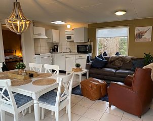 Gezellige woonkamer met open keuken in Bungalow 51, 't Luwe Land, De Koog, Texel.