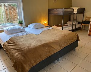 Ruime slaapkamer met stapelbed en tweepersoonsbed in Bungalow 51, 't Luwe Land, De Koog, Texel.