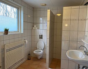 Moderne badkamer met douche en toilet in Bungalow 51, 't Luwe Land, De Koog, Texel.