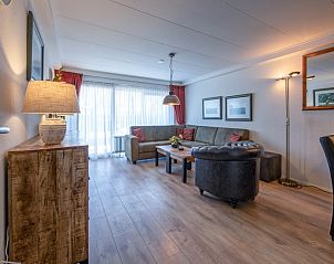 Ruime zithoek in Appartementen Anna - de Zeehond, De Koog, Texel met veel natuurlijk licht en moderne inrichting.