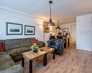 Stijlvolle binnenruimte van Appartementen Anna - de Zeehond, De Koog, Texel met houten meubels en sfeervolle decoratie.