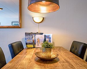Sfeervolle eetkamer in Appartementen Anna - de Zeehond, De Koog, Texel met een warme ambiance en moderne faciliteiten.