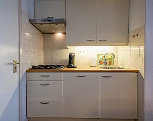 Moderne keuken in Appartementen Anna - de Zeehond, De Koog, Texel met functionele inrichting en keukengerei.