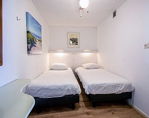 Comfortabele slaapkamer in Appartementen Anna - de Zeehond, De Koog, Texel met twee eenpersoonsbedden en rustige sfeer.