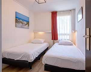 Lichte slaapkamer in Appartementen Anna - de Zeehond, De Koog, Texel met serene inrichting en natuurlijk licht.