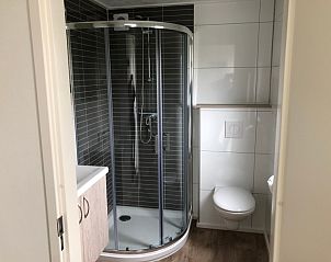 Moderne badkamer in Chalet type 4, vakantiehuis in De Koog, Texel, met stijlvolle douche en toilet voor een comfortabel verblijf op de Waddeneilanden.