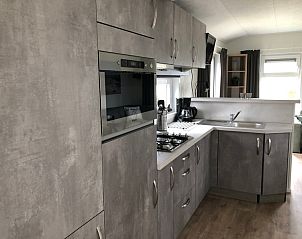 Moderne keuken in Chalet type 4, De Koog, Texel. Perfect vakantiehuis voor een comfortabel verblijf op de Waddeneilanden.
