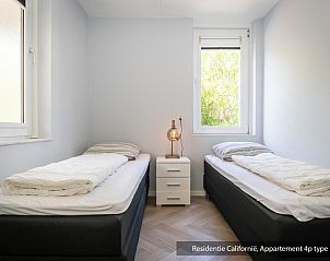 Luxe badkamer met bad en aparte douche in Type 1 vakantiewoning, De Koog, Texel voor ultiem comfort.