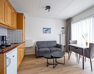 Stijlvolle eetruimte in Twee persoons appartement klein - eerste etage, De Koog, Texel met uitzicht op de omgeving.