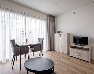 Comfortabele zithoek en eettafel in Twee persoons appartement klein - eerste etage, De Koog, Texel.