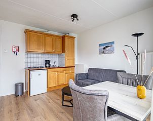 Slaapkamer met twee bedden in Twee persoons appartement klein - eerste etage, De Koog, Texel.