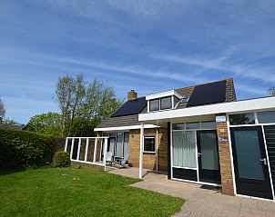 Orchismient 35 in De Koog, Texel, vakantiehuis met zonnig terras en groene tuin.