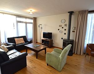 Gezellige woonkamer in Orchismient 35, De Koog, Texel, met comfortabele zitplaatsen.