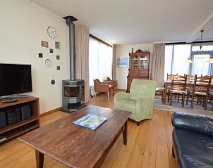 Sfeervolle woonkamer met open haard in Orchismient 35, De Koog, Texel.