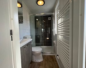 Moderne badkamer in Chalet type 3, vakantiehuis in De Koog, Texel, Waddeneilanden, met douche en stijlvolle afwerking.