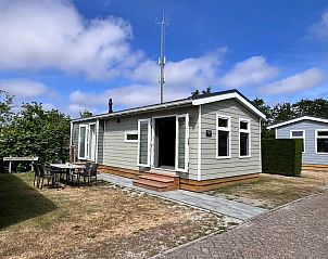 Chalet type 1 in De Koog, Texel, Waddeneilanden met zonnig terras en groene omgeving, ideaal vakantiehuis voor natuurliefhebbers.