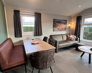 Gezellige woonkamer van Chalet type 1 in De Koog, Texel, met comfortabele zithoek en eethoek, ideaal voor een ontspannen vakantie op de Waddeneilanden.