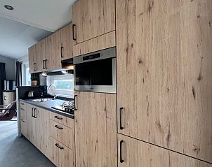 Moderne keuken in Chalet type 1, gelegen in De Koog, Texel. Vakantiehuis met stijlvolle houten afwerking en compleet uitgeruste binnenruimte.
