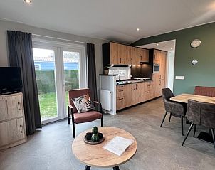 Gezellige woonkamer van Chalet type 1 in De Koog, Texel. Vakantiehuis met moderne keuken en comfortabel interieur op de Waddeneilanden.