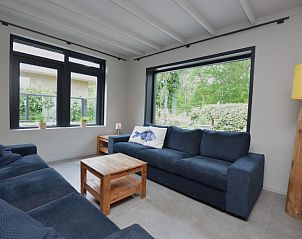 Gezellige woonkamer van Ruijslaan 73 in De Koog Texel met comfortabele banken en uitzicht op de natuur.