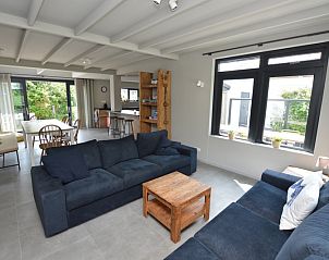 Open leefruimte in vakantiehuis Ruijslaan 73 De Koog Texel met eet- en zithoek.