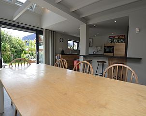 Ruijslaan 73 vakantiehuis in De Koog Texel met moderne open keuken en eetruimte.