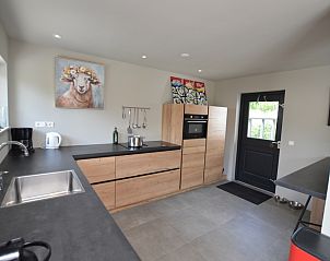 Vakantiehuis Ruijslaan 73 De Koog Texel met gezellige zithoek en kleurrijke kunstwerken.