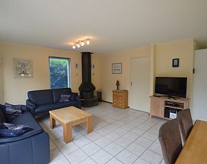 Lichte leefruimte in Vakantiehuis Stappeland 111, De Koog, Texel met moderne inrichting en uitzicht op de tuin.