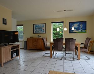 Eetkamer in Vakantiehuis Stappeland 111 in De Koog, Texel met ruime tafel en uitzicht op de natuur van de Waddeneilanden.