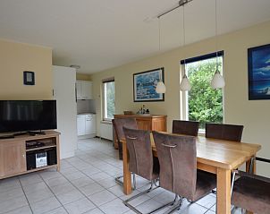 Open keuken en eetgedeelte in Vakantiehuis Stappeland 111, De Koog, Texel met moderne voorzieningen.