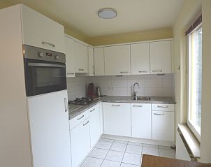 Volledig uitgeruste keuken in Vakantiehuis Stappeland 111 in De Koog, Texel met moderne apparatuur en veel licht.