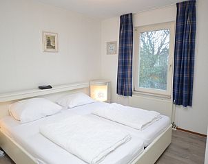 Hoofdslaapkamer van Vakantiehuis Stappeland 111 in De Koog, Texel met comfortabel tweepersoonsbed en natuurlijke lichtinval.