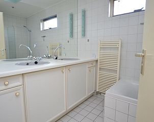 Stijlvolle badkamer in Vakantiehuis Stappeland 111, De Koog, Texel met dubbele wastafel en moderne afwerking.