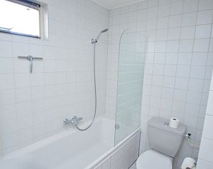 Badkamer van Vakantiehuis Stappeland 111 in De Koog, Texel met ligbad en moderne voorzieningen.