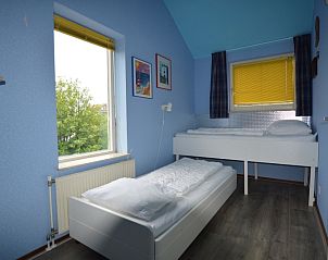 Tweede slaapkamer in Vakantiehuis Stappeland 111, De Koog, Texel met twee eenpersoonsbedden en kleurrijke inrichting.