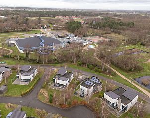 Luftaufnahme eines freistehenden Hauses in De Koog, Texel, umgeben von Natur und mit Blick auf die Watteninseln.
