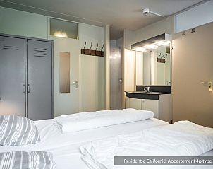 Zonnig terras van Type 3B vakantiehuis, De Koog, Texel met uitzicht op groene omgeving.