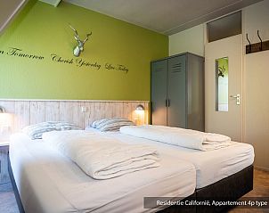 Slaapkamer met twee eenpersoonsbedden in Type 3B vakantiehuis, De Koog, Texel onder een dakraam.