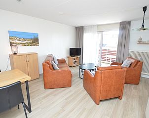 Lichte woonkamer met comfortabele meubels in Motel Texel - Appartement 208/1L, De Koog, Texel. Geniet van een ontspannen verblijf.