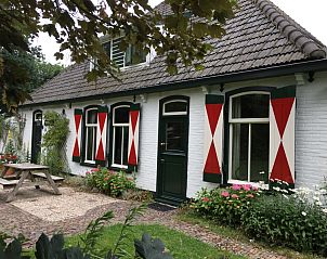 Gezellig terras bij Voorhuis vakantiewoning in De Koog, Texel omringd door groene natuur.