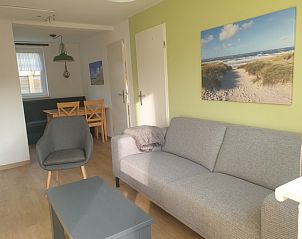 Stilvolles Wohnzimmer von De Duinpan - Duinhuisje Texel in De Koog, Texel, mit moderner Einrichtung.